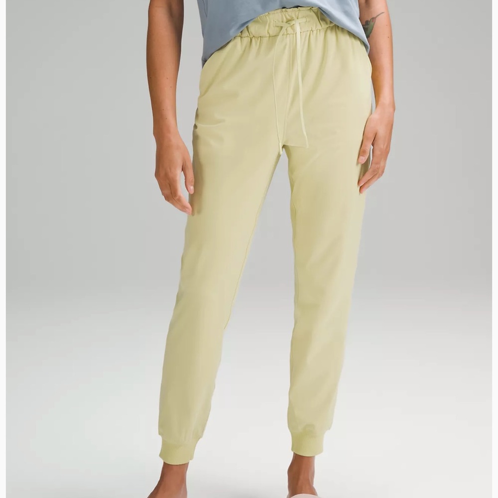 Lulu stretch High-Rise Jogger tan